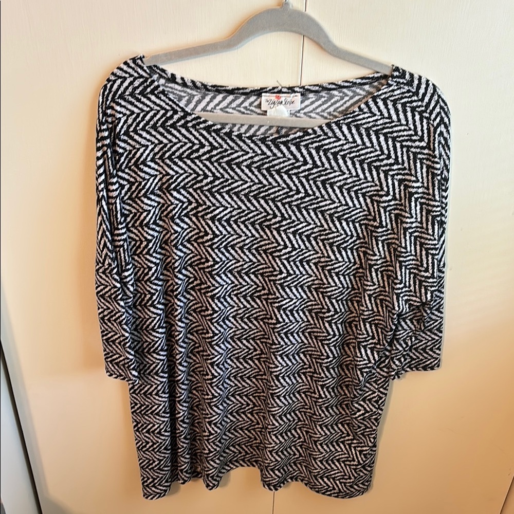 The Zig Zag Stripe Women’s Small Black and White Tunic Top